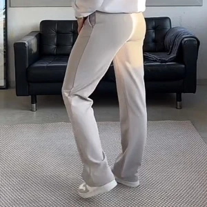 kostymbyxor - Snygga gråa kostymbyxor i normal passform. Perfekta för både vardag och fest. De har en klassisk design med raka ben och en stilren look. Passar bra med sneakers för en avslappnad stil eller klackar för en mer uppklädd look. Använda en gång