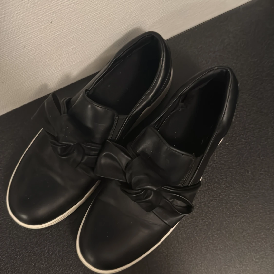 Svarta sneakers med rosett