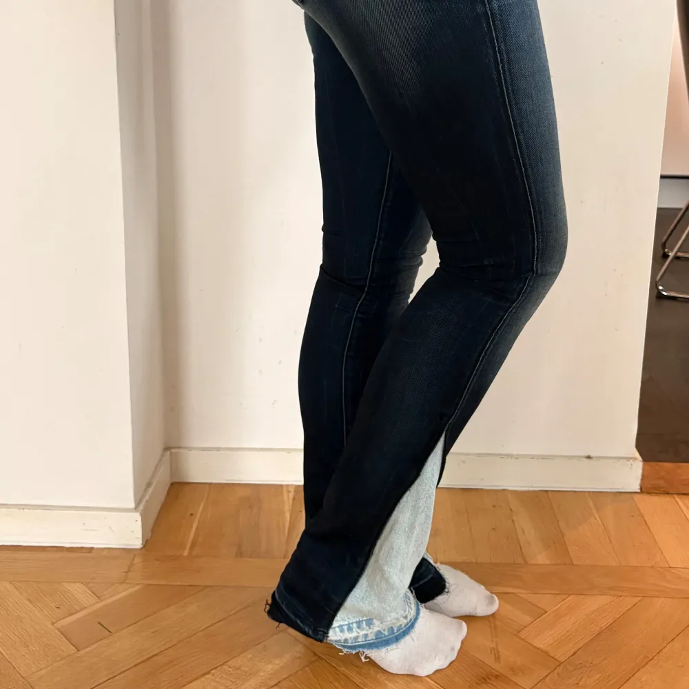 Lågmidjade bootcut jeans från G-star raw i strl 27/32 med unika detaljer vid fickorna och nedre ben 💫. Jeans & Byxor.