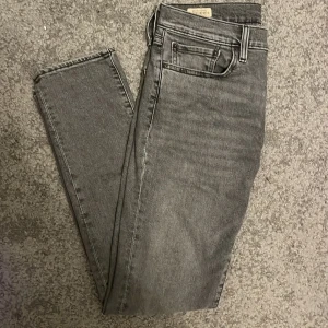 Levis 511 - Säljer ett par snygga grå jeans från Levis modell 511. Väldigt bra skick, sällan använt. Vid frågor kom dm.