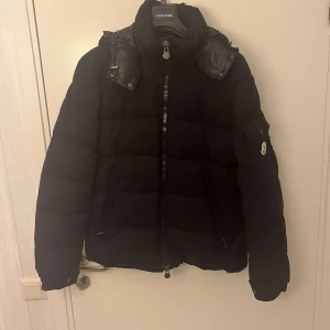 Moncler jacka  - Moncler montgenevre jacka. Väldigt bra skick. Storlek M/2. Pris går att diskutera.