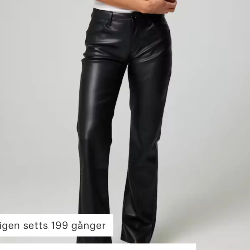 Snygga svarta skinnbyxor i högmidjad modell. De har en klassisk straight passform som ger en stilren look. Perfekta för både vardag och fest! 🖤. Jeans & Byxor.