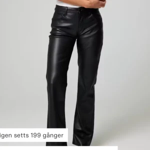 Svarta skinnbyxor - Snygga svarta skinnbyxor i högmidjad modell. De har en klassisk straight passform som ger en stilren look. Perfekta för både vardag och fest! 🖤