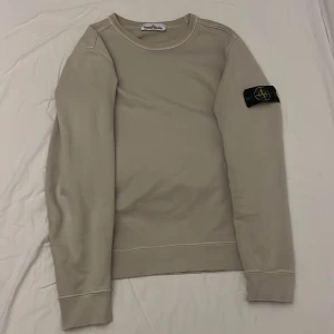 Stone Island tröja - Helt ok skick. Använd ganska många gånger.              Pris kan diskuteras.