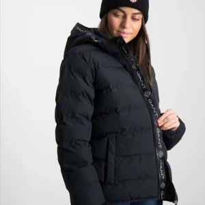 GANT jacka - Säljer en snygg svart pufferjacka från GANT, perfekt för vintern! Slutsåld i alla storlekar! Fint skick, nypris 2000kr