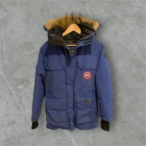Canada goose Jacka  - Säljer nu denna sjukt feta canada goose jacka i färgen blå Storlek xs men sitter mer som s skick 8/10 Pris 999kr den är sjukt bra nu till vinter då den är sjukt varm och snygg