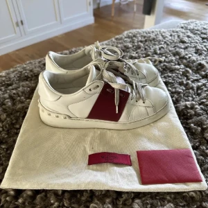 Valentino skor - Säljer nu mina ääälskade valentino skor, syns att dom är använda men inte någon större skada. Skorna är i storlek 35 men passar mig som har 36. Dustbag och valentino kort medföljer. Kan mötas upp i Stockholm eller frakta! Nypris: 6000