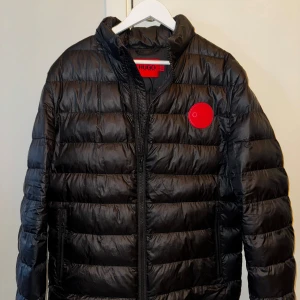 Hugo Boss Dunjacka  - Boss dunjacka som har använts knappt en säsong, ingen slitage eller andra skador. Är i storlek XL men passar bra som L också då den är något mindre i storlek.