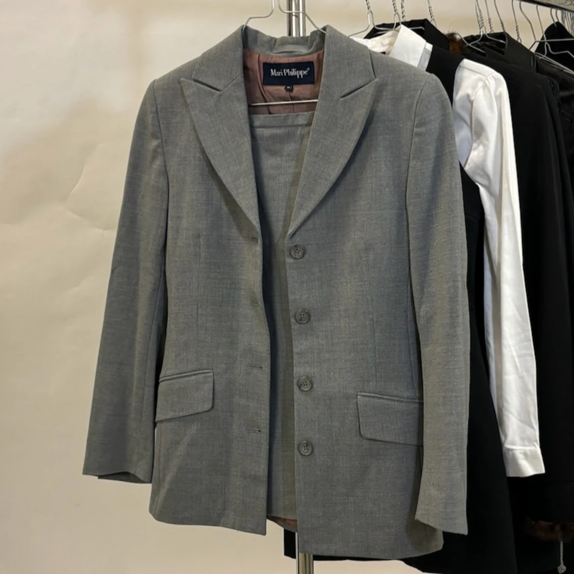 Grå kavaj och kjol från Miss Philippe - 92