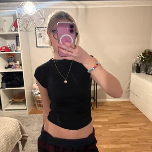 topp - jättefin topp med lite detaljer på sidorna av tröjan från GinaTricot i storlek XS, använd fåtal gånger men super fint skick💕