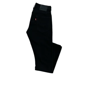 Svarta Levis jeans 512 - Säljer ett par svarta Levis jeans i mycket bra skick. Jeansen är inte använda men ej etikett kvar. Snygga jeans som passar till alla tillfällen!