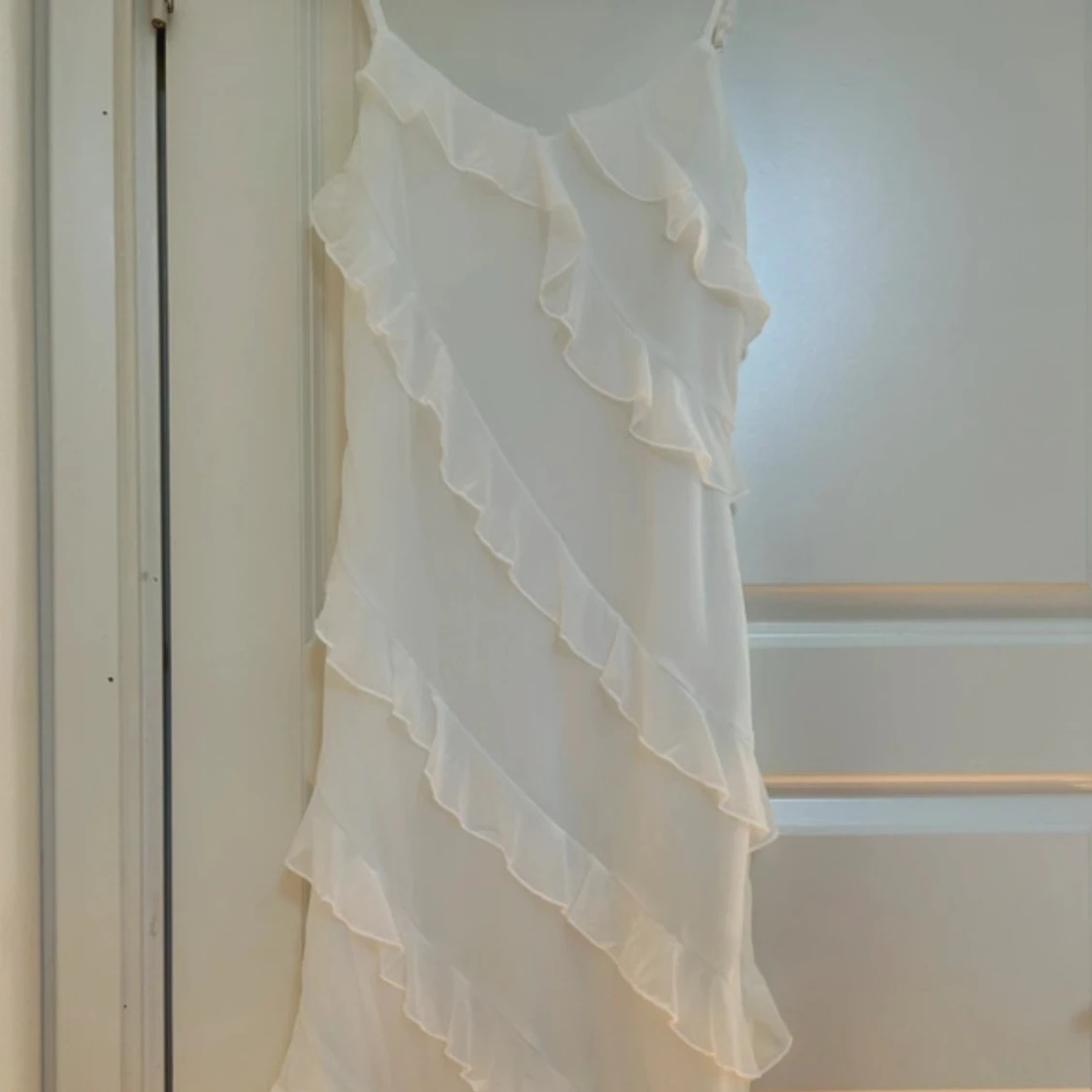 Vit klänning med volanger - 93