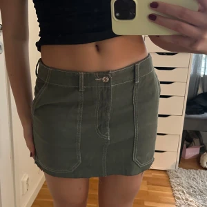 Grön kortkjol - Säljer denna snygga gröna minikjol från mango💕