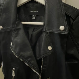 Skinnjacka  - Oanvänd skinnjacka ifrån Vero Moda storlek S