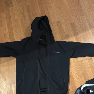 Svart jacka från Peak Performance - Säljer en svart jacka från Peak Performance i storlek L. Den har en dragkedja framtill och en praktisk huva. Perfekt för höst och vår, med en stilren design som passar till det mesta. Jackan är i mycket bra skick och redo för nya äventyr!