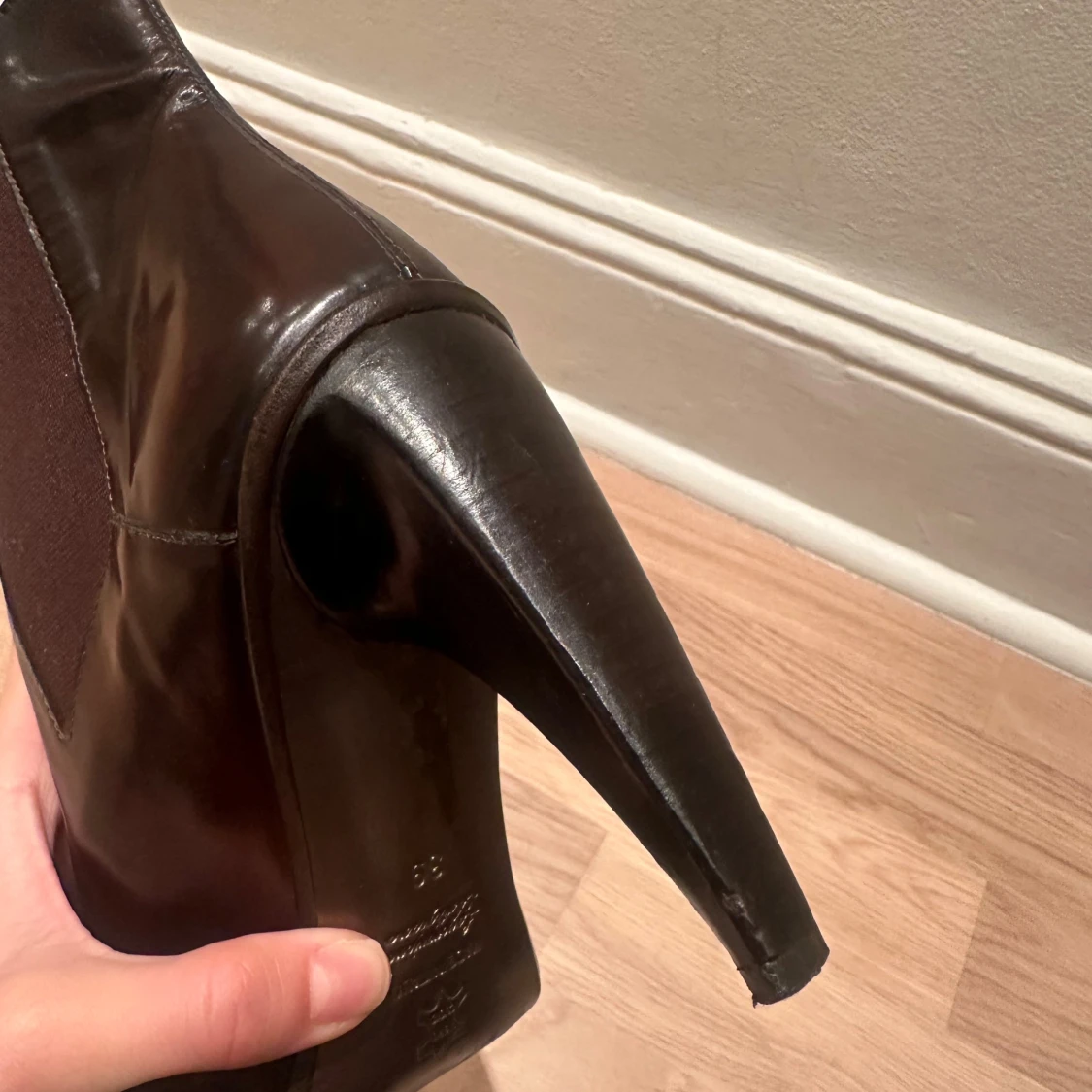 Mörkbruna ankelstövlar i lackläder - 92