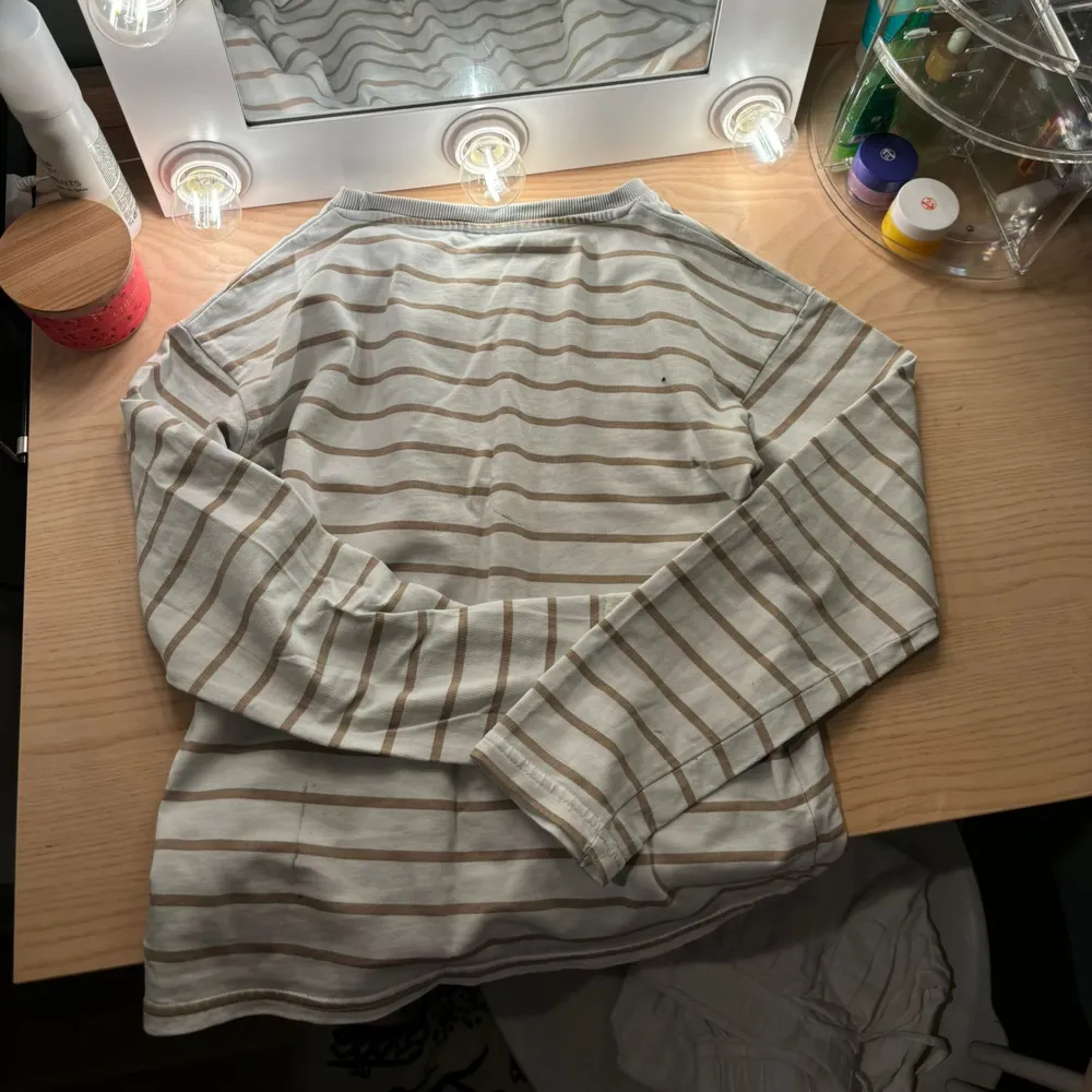 Säljer en superfin randig tröja från Lindex i storlek 164/170. Den är vit med beige ränder och har långa ärmar. Perfekt för både vår vinter och höst! Tröjan är i bra skick och passar till alla tillfällen. Skön och stilren design som funkar till jeans eller kjol. 🐆💘🥂. Neuletakit & Villapaidat.