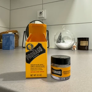 Mustaschvax - Proraso mustaschvax i en liten burk med svart lock och en gul kartong. Vaxet är designat för att forma och kontrollera mustaschen med en doft av trä och kryddor. Perfekt för att hålla mustaschen snygg och väldoftande. Mycket sparsamt använd pga. Icke befintlig mustasch. :-P
