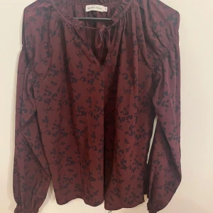 Blus strl S  - Burgundy vinröd blus i storlek S. Material: polyester. Mycket fint skick. 