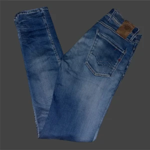 Replay anbass  - Säljer ett par snygga blå jeans från Replay i storlek 30/34. De har en klassisk femficksdesign med knapp och dragkedja framtill. Perfekta för både vardag och fest! 💙