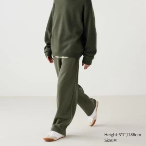 Uniqlo mjukisbyxor grön - Säljer ett par slutsålda gröna mjukisbyxor från uniqlo i storlek L. Enkel och stilren design som passar till det mesta. Super sköna, aldrig använd och har prislapp kvar. 