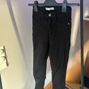 Svarta MOLLY jeans från Gina Tricot - Säljer ett par svarta byxor från Gina Tricot i modellen Molly. Använda 2ggr, tvättade 1 gång 