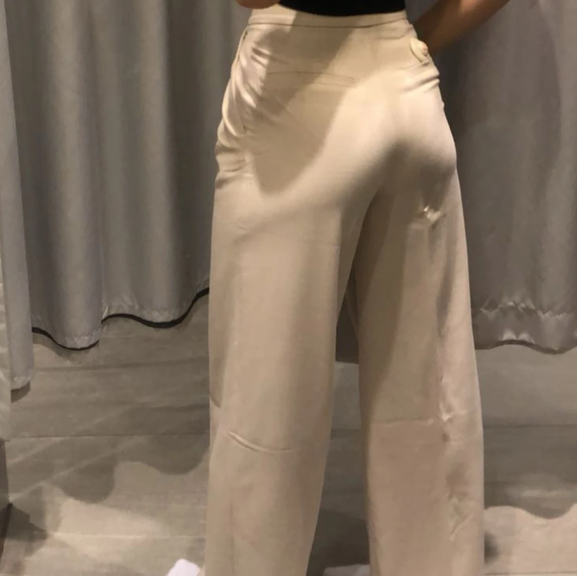 Beige lösa kostymbyxor HM - 91