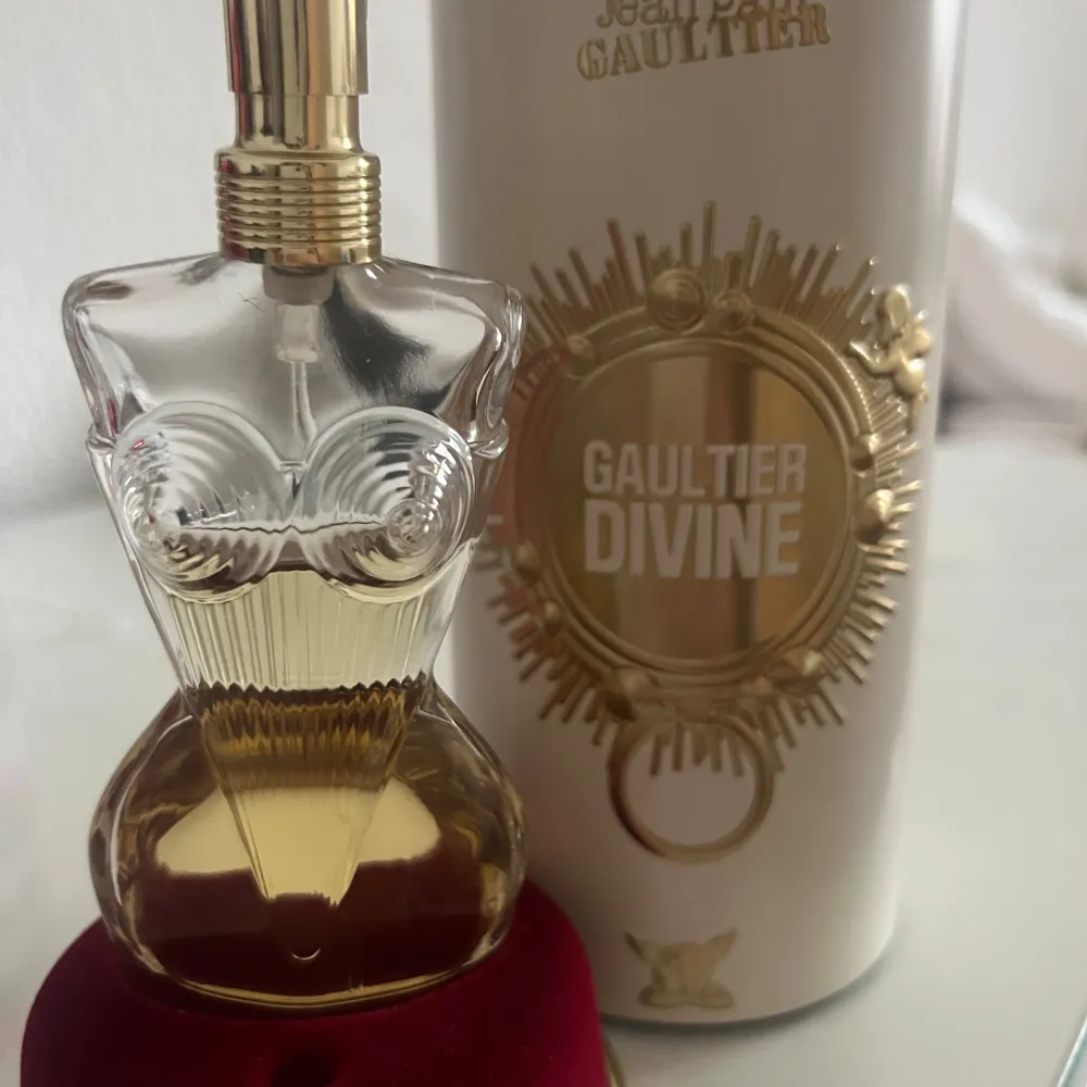 Säljer en lyxig parfym från Jean Paul Gaultier i en unik flaska formad som en kvinnokropp. Den är 30ml från början men är inte använd ens till hälften!💕 Förpackning åker med! Pris kan diskuteras. Parfym.