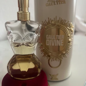 Gaultier Divine parfym - Säljer en lyxig parfym från Jean Paul Gaultier i en unik flaska formad som en kvinnokropp. Den är 30ml från början men är inte använd ens till hälften!💕 Förpackning åker med! Pris kan diskuteras