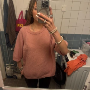 Rosa stickad tröja från 151 - Säljer en superfin rosa stickad tröja från märket lager 157. Den har en avslappnad passform med trekvartsärmar, perfekt för både vår och höst. Tröjan är i mycket bra skick och passar perfekt till både jeans och kjol! 💖