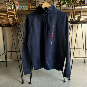 Poetic Collective zip up - Säljer en snygg mörkblå zip up från Poetic Collective i storlek L