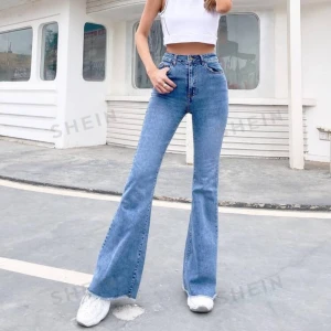 Blå bootcut jeans från SHEIN - Snygga blå bootcut jeans från SHEIN i högmidjad modell. Perfekta för en avslappnad men stilren look. De har en klassisk femficksdesign och är gjorda i ett bekvämt denimtyg. Passar perfekt till både vardag och fest!🎈 