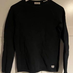Enfärgad Stickad Tröja - Hej säljer en svart Jack and Jones tröja i storleken XS det finns inga skador eller hål kan förhandlas vid snabb affär.