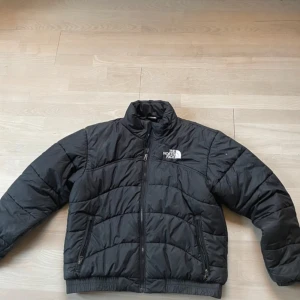 2000 Synthetic puffer jacket The North Face - Säljer en svart pufferjacka från The North Face i storlek L då den är för stor för mig. Jackan är perfekt för kalla dagar. Den har några skavanker som syns på bilderna annars fint skick. Köpt på Vinted 