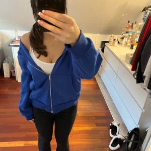 Blå hoodie med dragkedja - Säljer en snygg blå hoodie med dragkedja framtill då den inte kommit till användning💕