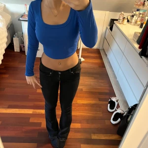 Blå croppad långärmad topp - Säljer då den är för liten för mig💕 Den är tunn av sig och kort vid magen💕