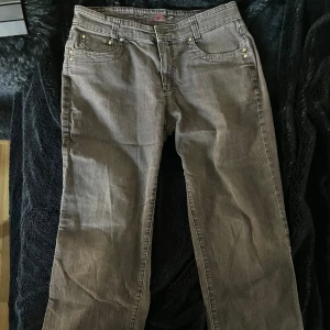 Bruna jeans - Bruna jeans. Brukade vara mina favoriter men dem har tyvärr blivit för stora. Osäker angående märket men dem är köpta second hand. Skulle gissa att dem är storlek M