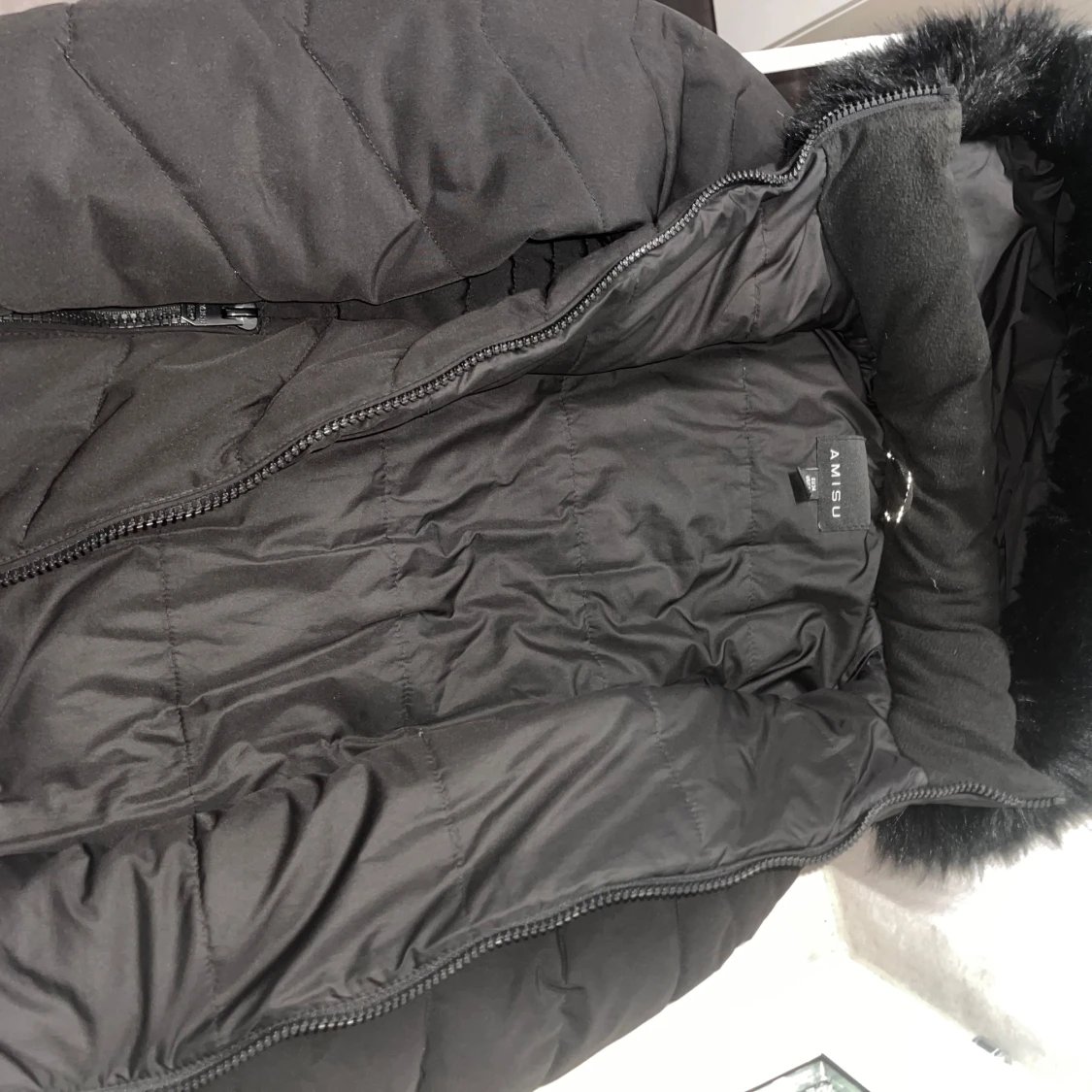 Svart dunjacka med fuskpäls - 91