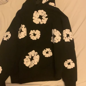 Svart hoodie från Denim Tears - Säljer en svart denim tears hoodie. Den är i bra skick och passar perfekt för höst och vinter.