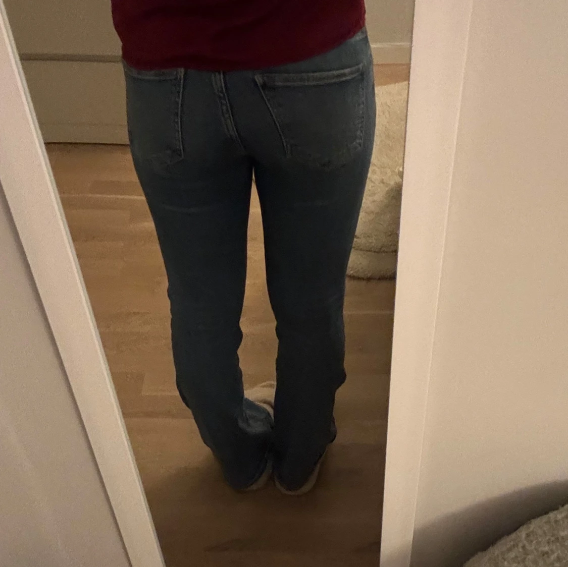 Blå jeans med slitningar - 91