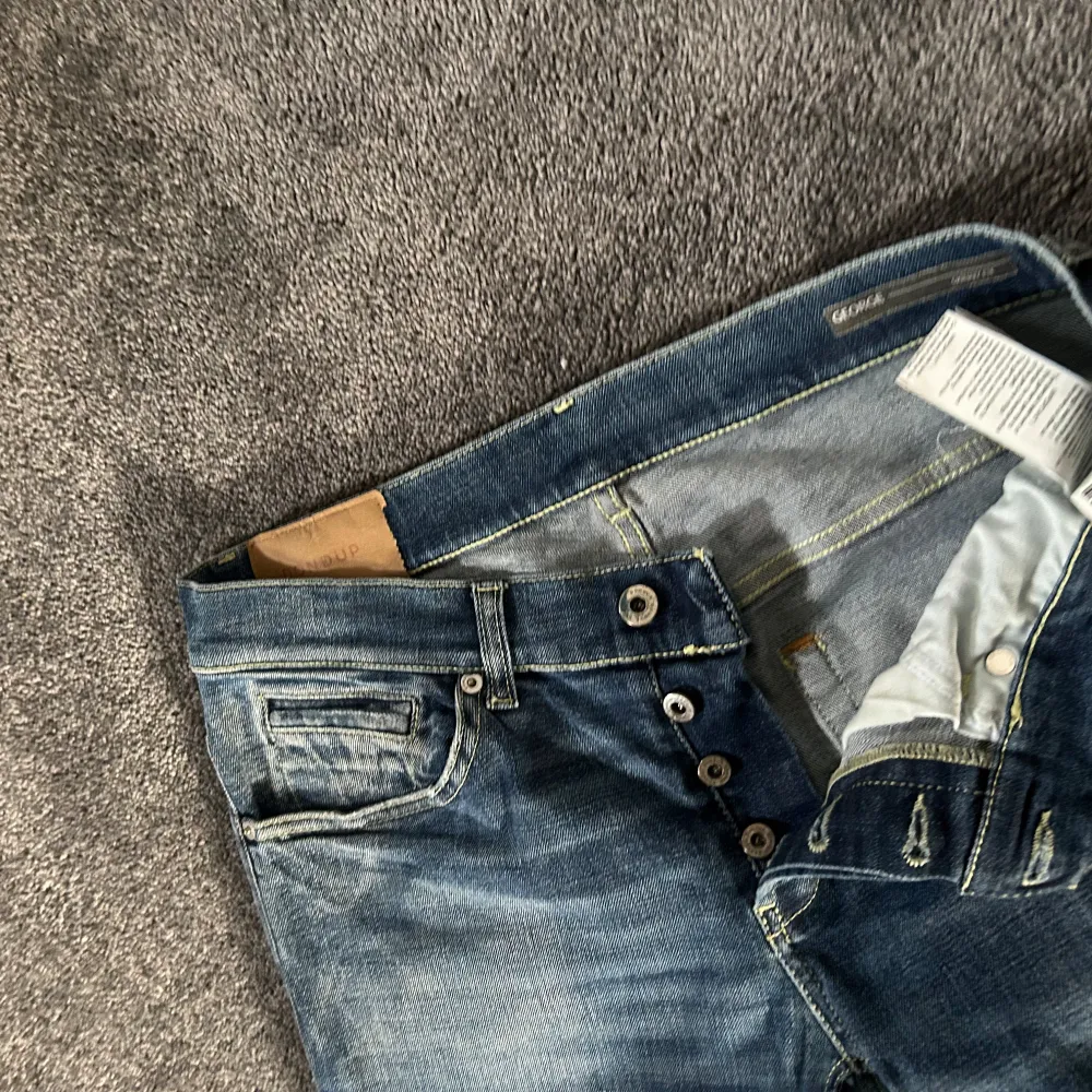 Säljer ett par snygga blå jeans från dondup modell george i bra skick. De har en klassisk femficksdesign och knappar istället för dragkedja. Perfekta för både vardag och fest! Passar till det mesta och ger en avslappnad men stilren look. W34 mycket bra skick bara litet märke från en snusdosa men bara snyggt!. Jeans & Byxor.