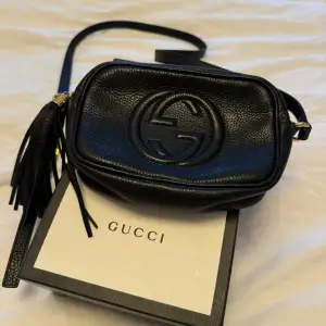 Säljer nu min fina Gucci soho leather väska som jag fick som gåva av min mamma. Den är varken sliten och har inga repor då den är sparsamt använd.  Detta är av den mindre modellen men perfekt för plånbok, mobil, nycklar och annat. 