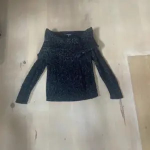 Säljer en superfin mörkgrå stickad tröja från Street One. Den har en offshoulder-design som ger en snygg och trendig look. Perfekt för höst och vinter, och den är riktigt mysig att ha på sig. Passar både till vardags och lite finare tillfällen.