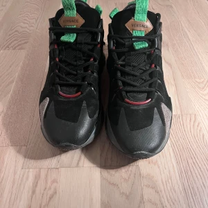 Svarta Versace sneakers Salehe Bembury  - Säljer ett par snygga svarta sneakers från Versace designade av Salehe Bembury. Inköpta från Farfetch. I bra skick, väldigt sparsamt använda. Perfekta för både vardag och fest! Skorna har en unik design med en robust sula.