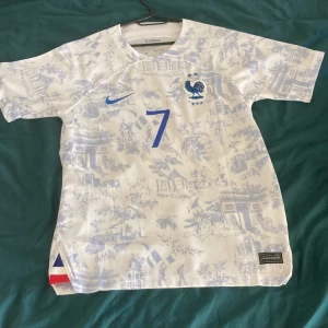 Frankrike bortatröja vem 2022 - Säljer Frankrikes bortatröja från vm 2022 aldrig använd storlek s med GRIEZMANN 7 på ryggen