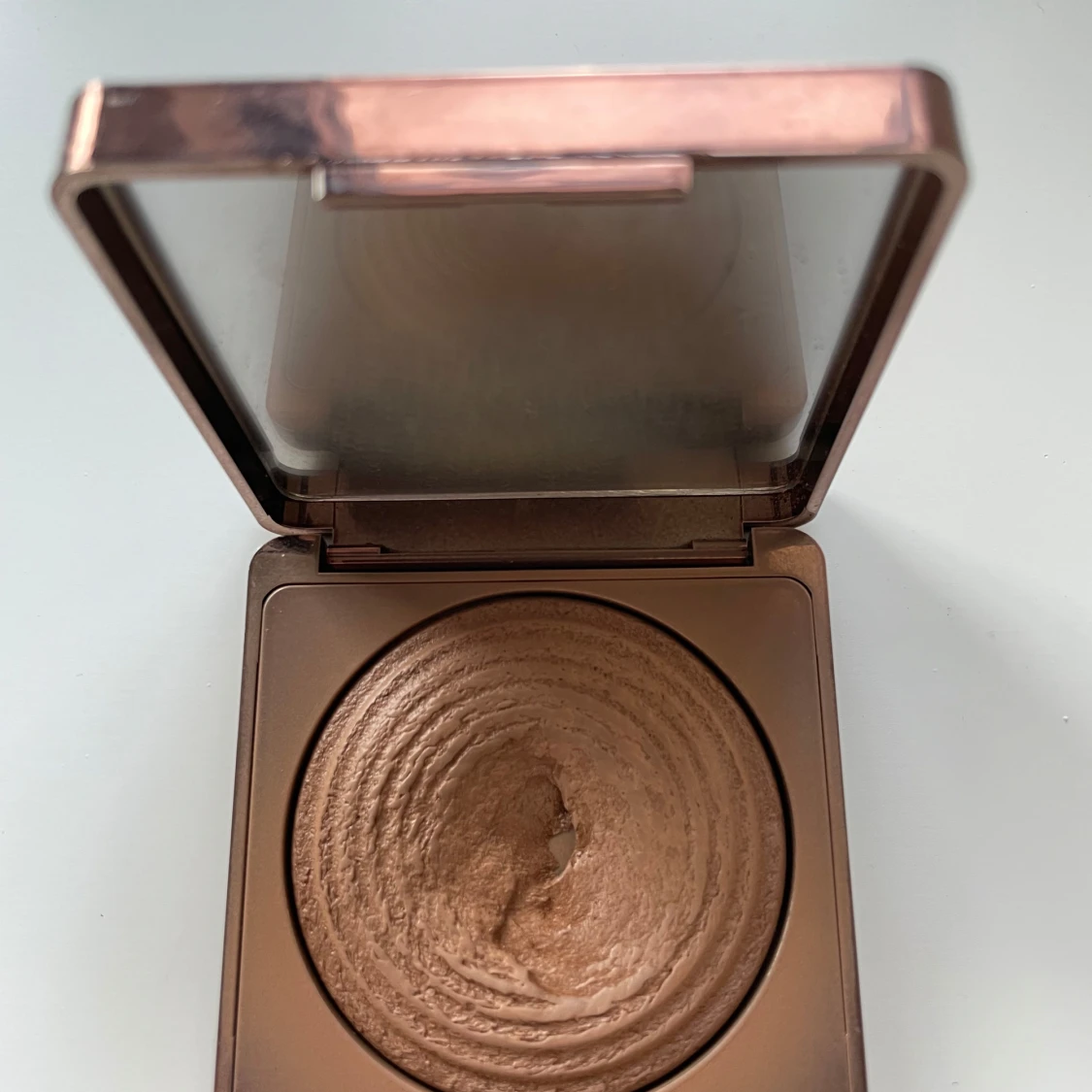 Bronzer i elegant förpackning Caia  - 90