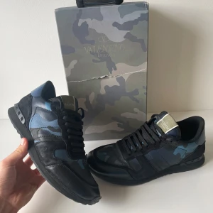 Valentino Rockrunners  - Säljer de fetaste Valentino Garavani Rockrunners. Box och extra snören medföljer. Skick 9/10. Vid fler frågor bara skriv🤝