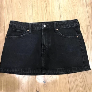 Svart jeanskjol - Snygg lågmidjad jeanskjol, nyskick 