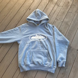 Corteiz hoodie - Riktigt fet Corteiz island puff print hoodie i storlek M i ljusblå, använd fåtal gånger.