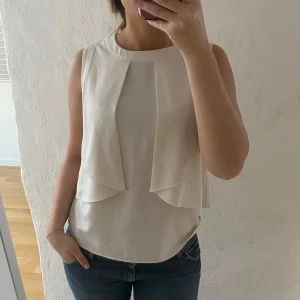 Vit topp från Stockh lm - Najs vit topp från Stockholm lm! Storlek 34 men passar S